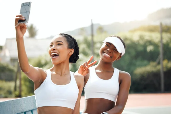 Look Exactly Winners Two Sporty Young Women Taking Selfies Together — ストック写真