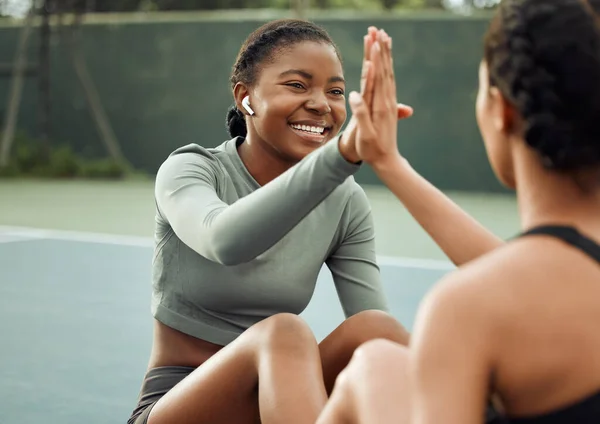 Crushing Workouts What Two Attractive Young Female Athletes High Fiving — ストック写真