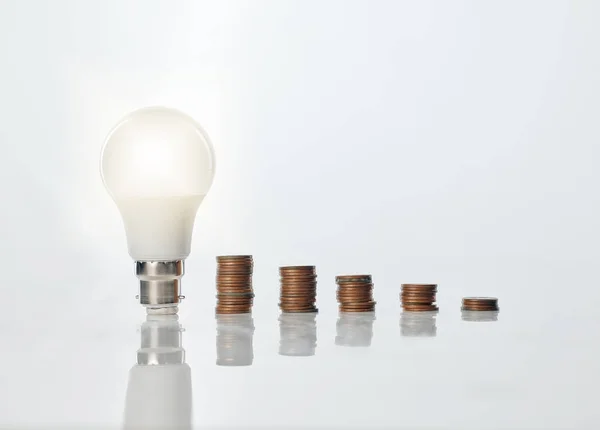 Pays Resourceful Your Money Studio Shot Lightbulb Alongside Stack Coins — Photo