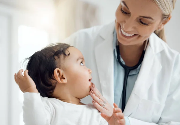 Zobaczmy Ile Masz Zębów Pediatra Badający Dziecko Klinice — Zdjęcie stockowe