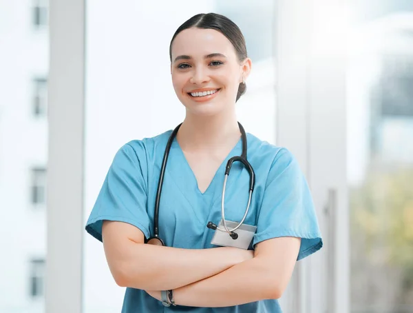 Ready Take Day Young Female Doctor Standing Her Arms Crossed — 스톡 사진