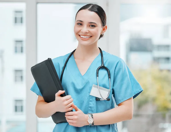 Doing Daily Rounds Young Female Doctor Working Hospital — ストック写真