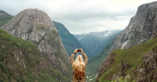 Videomaterial Einer Nicht Wiederzuerkennenden Frau Die Mit Ihrer Kamera Berge — Stockvideo