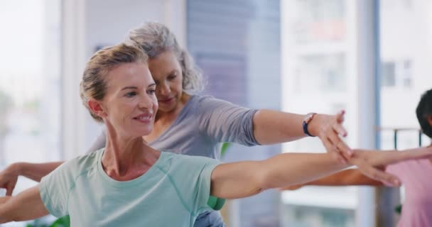 Yoga Instructor Helping Mature Woman Warrior Pose Fitness Class Studio — Αρχείο Βίντεο