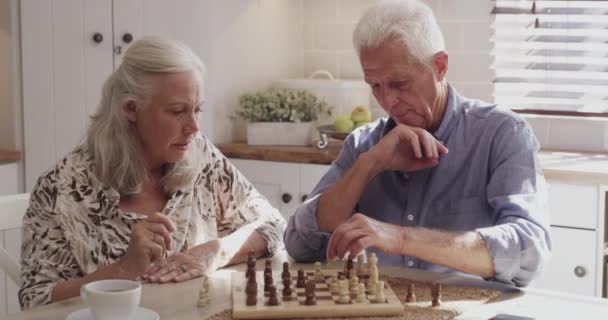 Video Footage Senior Couple Playing Chess Home – stockvideo