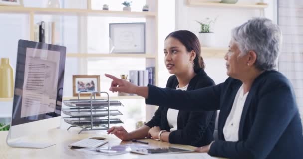 Video Footage Two Businesswomen Sitting Office Together Having Discussion While — Vídeos de Stock