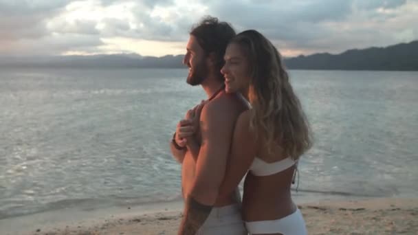 Видеозапись Счастливой Молодой Пары Обнимающейся Пляже Закате — стоковое видео