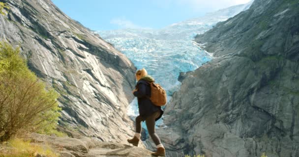 Video Footage Unrecognisable Woman Enjoying Mountain Views Briksdal Glacier — Vídeos de Stock