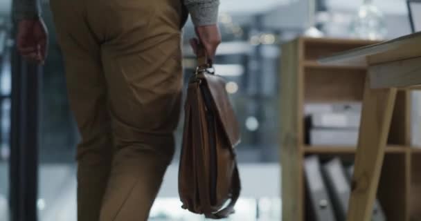 Footage Mature Businessman Arriving His Desk Carrying Satchel Sitting Putting — стоковое видео
