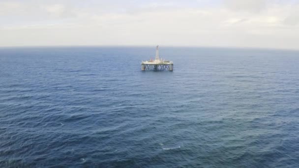 Video Footage Single Oil Rig Floating Ocean Coast — 비디오