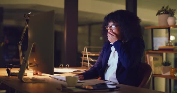 Tired Business Woman Yawning While Working Late Computer Office Night — Videoclip de stoc