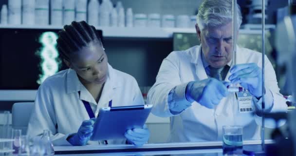 Microbiology Technician Working Laboratory Blue Light Scientists Creating Cure Treatment — Αρχείο Βίντεο