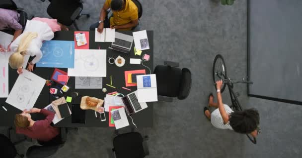 Young Productive Team Employees Working Together Office Multitasking Colleagues Collaborating — Vídeo de stock