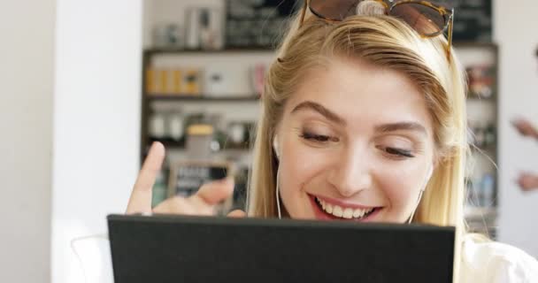 Wideo Atrakcyjnej Młodej Kobiety Siedzącej Samotnie Kawiarni Korzystającej Tabletu Cyfrowego — Wideo stockowe