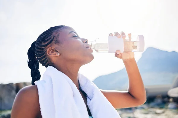 Now Thirsty Woman Drinking Water While Out Workout — Stok fotoğraf