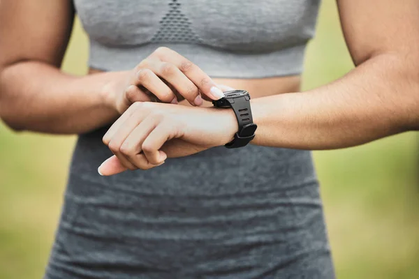 Looking Time Beat Unrecognizable Young Female Athlete Checking Her Smartwatch — Foto de Stock