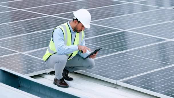 Young Engineer Contractor Inspecting Solar Panels Roof City One Confident — Vídeo de Stock
