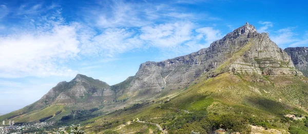 Panorámás Kilátás Table Mountain Szemben Felhős Kék Másoló Hely Élénk — Stock Fotó