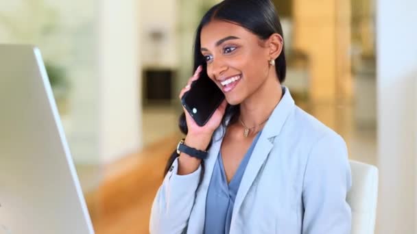 Smiling Businesswoman Talking Phone Networking Clients Negotiating Deals Confident Friendly — Vídeo de stock