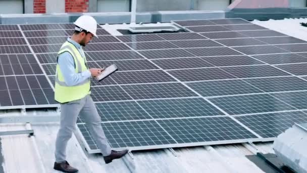 Електрик Перевіряє Технологію Сонячної Панелі Даху Будівлі Над Якою Він — стокове відео
