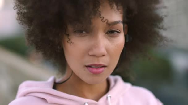 Bergaya Trendi Dan Closeup Wajah Seorang Wanita Yang Tampak Serius — Stok Video