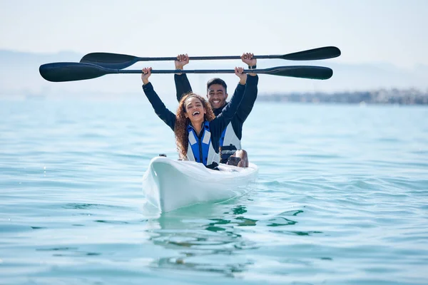 Theyre Always Trying Something New Portrait Young Couple Raising Oars — ストック写真