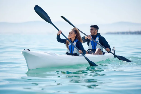 Enjoying Date Out Lake Young Couple Kayaking Together Lake — ストック写真