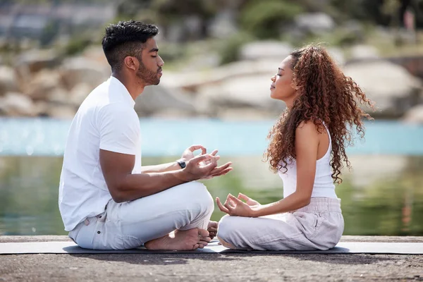 Yoga Center Relationship Full Length Shot Young Couple Practicing Yoga — Stockfoto