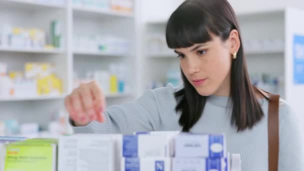 Customer Buying Medication Pharmacy Happy Woman Smiling Finding Right Box — Αρχείο Βίντεο