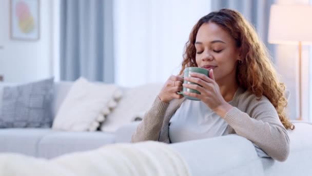 Glückliche Erwachsene Frau Morgenkaffee Auf Dem Sofa Verträumte Frauen Entspannen — Stockvideo