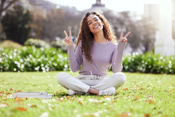Sending Out Positive Vibes Young Woman Showing Peace Sign While — Stockfoto