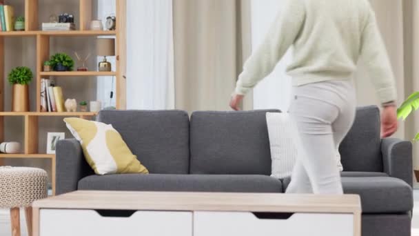 Wanita Muda Beristirahat Beristirahat Sofa Pemilik Rumah Santai Dengan Ruang — Stok Video