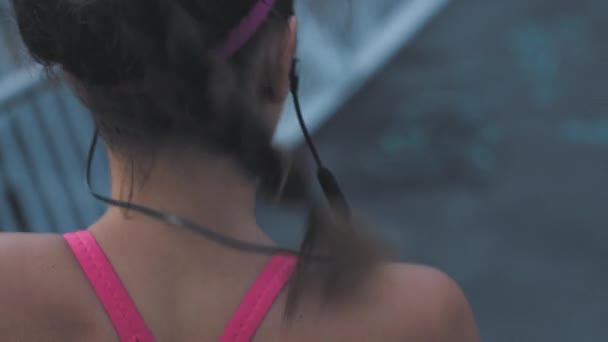 Fit Woman Running Jogging Bridge City Outdoors Closeup Young Athlete — Vídeo de Stock