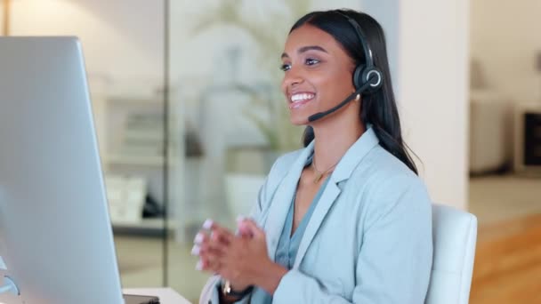 Call Center Agent Talking Advising Clients While Working Desktop Computer — Vídeos de Stock