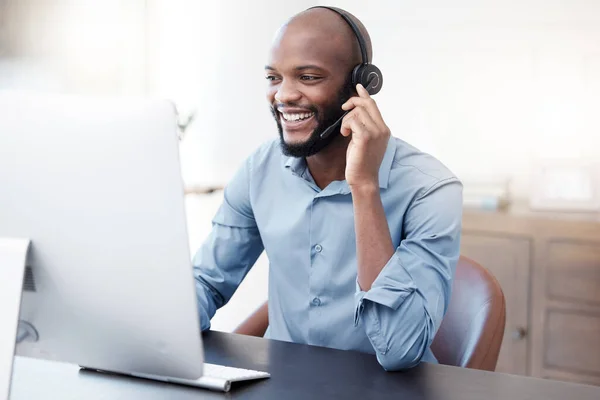 Altijd Bereid Helpen Een Knappe Jonge Mannelijke Call Center Agent — Stockfoto