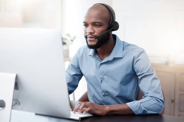 Focused Finding Solution Handsome Young Male Call Center Agent Working – stockfoto