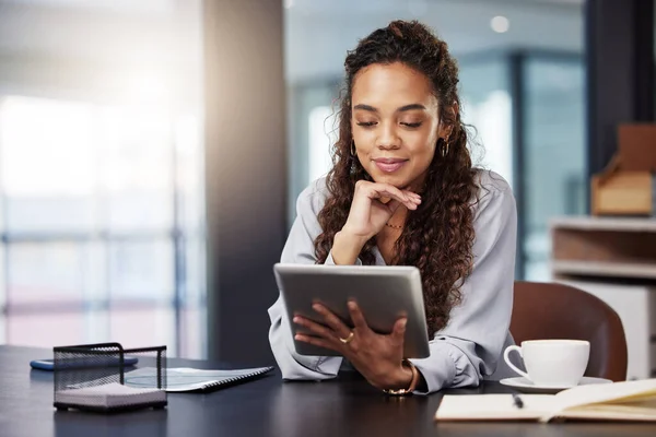 Ready Read Young Businesswoman Using Digital Tablet While Work — Φωτογραφία Αρχείου