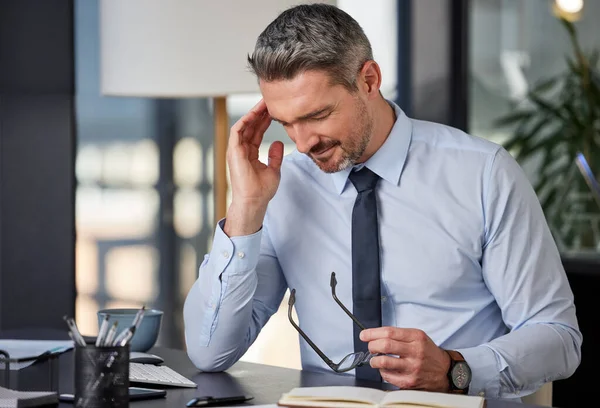Need Fast Effective Relief Mature Businessman Experiencing Headache While Sitting — Stok fotoğraf
