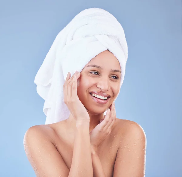 Give Skin All Tlc Deserves Beautiful Young Woman Posing Towel — Stok fotoğraf