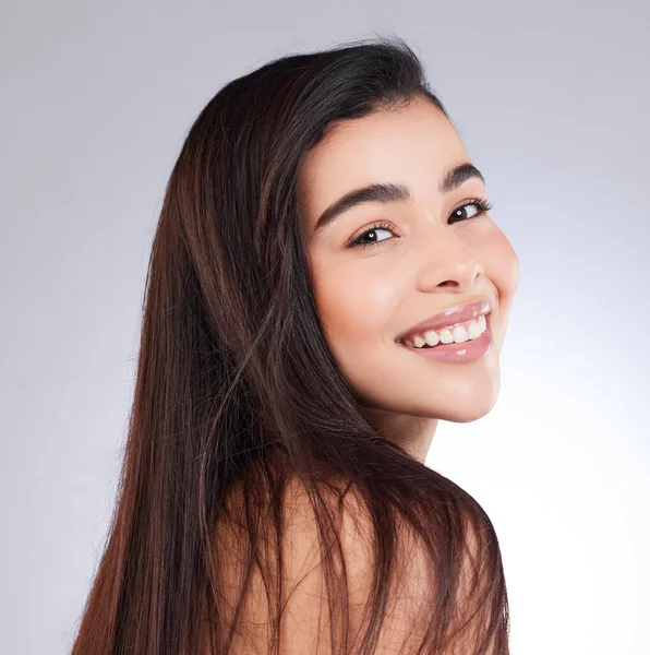 Use Hydrating Shampoo Conditioner Studio Portrait Attractive Young Woman Posing — Foto Stock