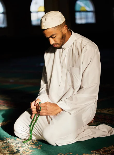 Máme Modlit Dobách Prosperity Mladý Muslim Modlí Mešitě — Stock fotografie