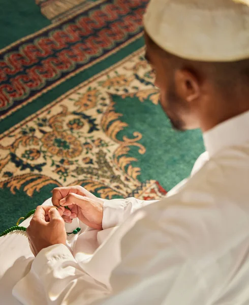 Legyen Egy Kis Hited Egy Felismerhetetlen Muszlim Férfi Imádkozik Egy — Stock Fotó
