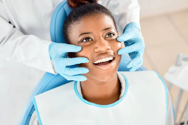 Really Happy What Seeing Dentist Checking Mouth Her Patient — Stock Photo, Image
