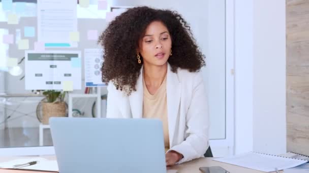 Eine Junge Frau Telefoniert Einem Professionellen Geschäftsbüro Und Arbeitet Auf — Stockvideo