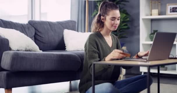 Video Footage Attractive Young Woman Using Credit Card Laptop Home — Αρχείο Βίντεο