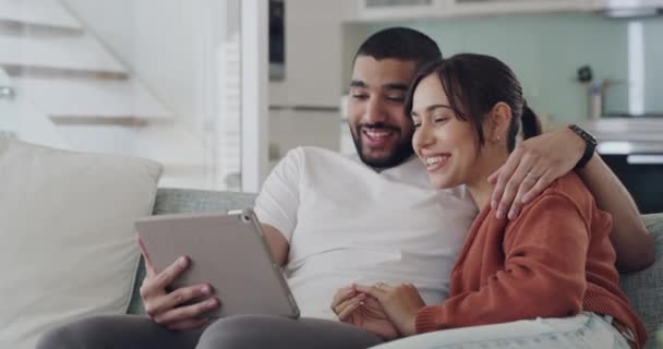 Couple Talking Tablet While Sitting Couch Young Inter Racial Man — Vídeos de Stock