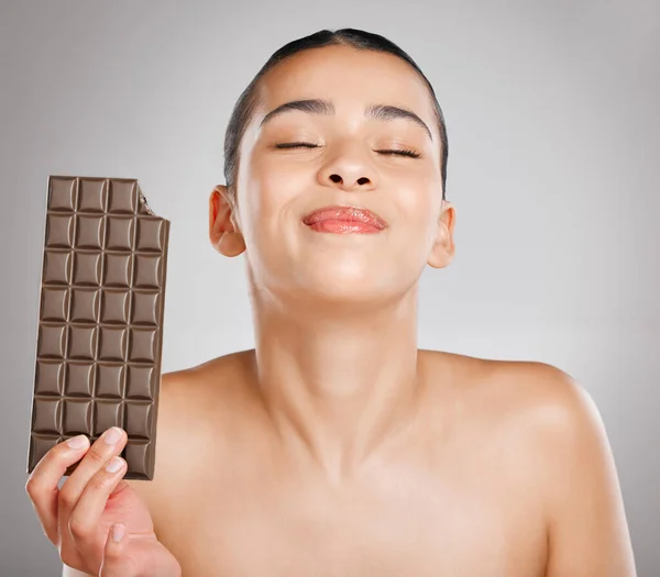 Having Chocolate Hug Studio Shot Attractive Young Woman Eating Slab — Stock fotografie