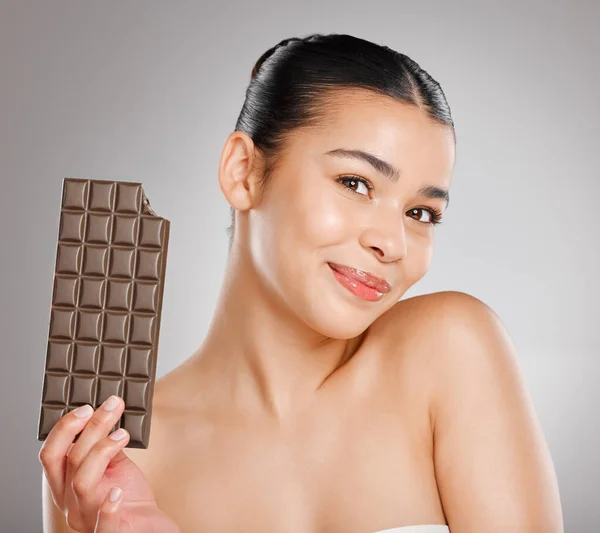 Anything Sweeter Chocolate Yes Studio Shot Attractive Young Woman Eating — Stock fotografie