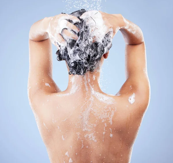 Saç Bakımı Önemlidir Duşta Saçını Mavi Arka Planda Yıkayan Tanınmayan — Stok fotoğraf