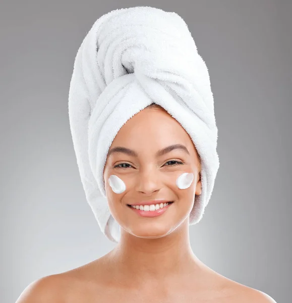 Your Skin Has Memory Attractive Young Woman Applying Moisturiser Her — Fotografia de Stock